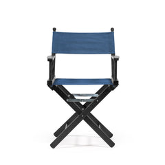La leggendaria sedia da Regista nel colore Blu Jeans, con tessuto in materiale morbido e dalla funzionalità idrorepellente.