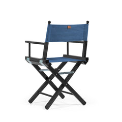 La leggendaria sedia da Regista nel colore Blu Jeans, con tessuto in materiale morbido e dalla funzionalità idrorepellente.
