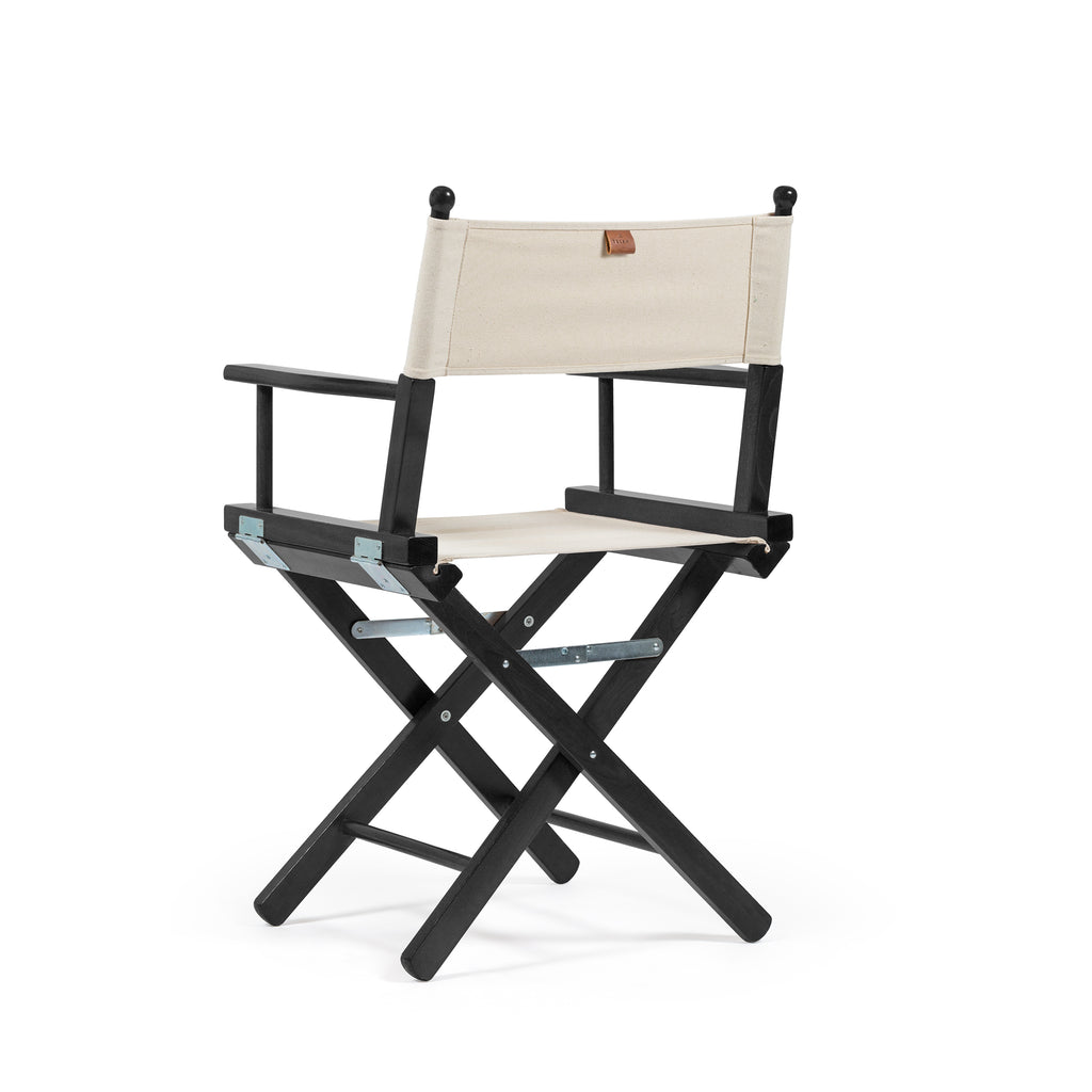La leggendaria sedia da Regista nel colore Ecru classico, con tessuto in cotone naturale con telaio black-dyed.